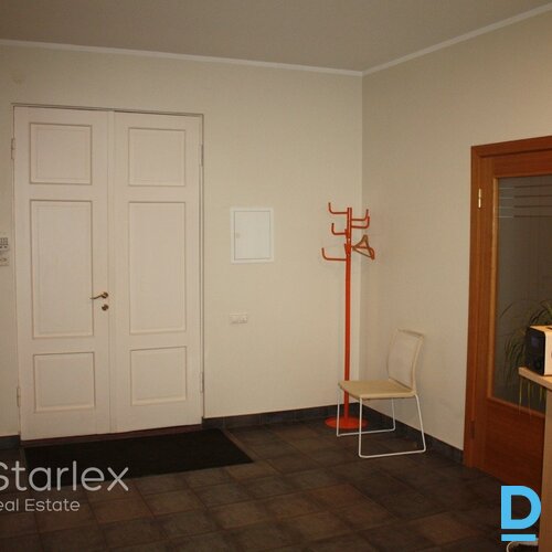 Birojs ar balkonu un lodžiju renovētas ēkas iekšpagalmā Birojs ar balkonu un lodžiju renovētas ēkas iekšpagalmā