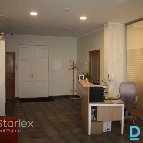 Birojs ar balkonu un lodžiju renovētas ēkas iekšpagalmā Birojs ar balkonu un lodžiju renovētas ēkas iekšpagalmā