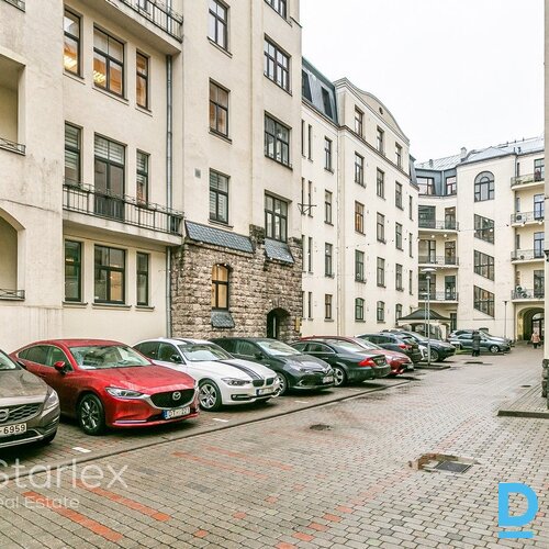 Birojs ar balkonu un lodžiju renovētas ēkas iekšpagalmā Birojs ar balkonu un lodžiju renovētas ēkas iekšpagalmā