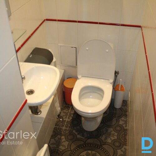 Birojs ar balkonu un lodžiju renovētas ēkas iekšpagalmā Birojs ar balkonu un lodžiju renovētas ēkas iekšpagalmā