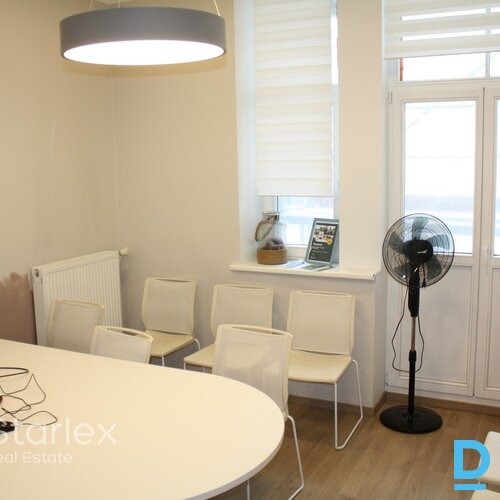 Birojs ar balkonu un lodžiju renovētas ēkas iekšpagalmā Birojs ar balkonu un lodžiju renovētas ēkas iekšpagalmā