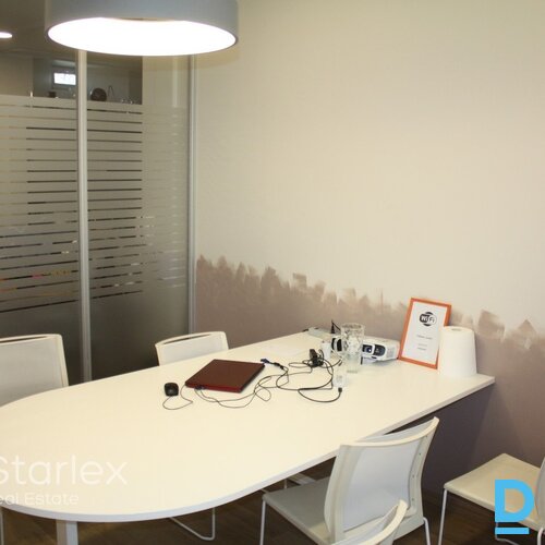 Birojs ar balkonu un lodžiju renovētas ēkas iekšpagalmā Birojs ar balkonu un lodžiju renovētas ēkas iekšpagalmā