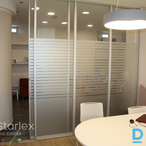 Birojs ar balkonu un lodžiju renovētas ēkas iekšpagalmā Birojs ar balkonu un lodžiju renovētas ēkas iekšpagalmā