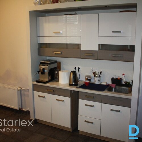 Birojs ar balkonu un lodžiju renovētas ēkas iekšpagalmā Birojs ar balkonu un lodžiju renovētas ēkas iekšpagalmā