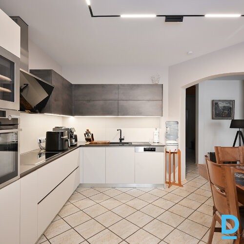 Pārdod māju Emīlijas Iela 11