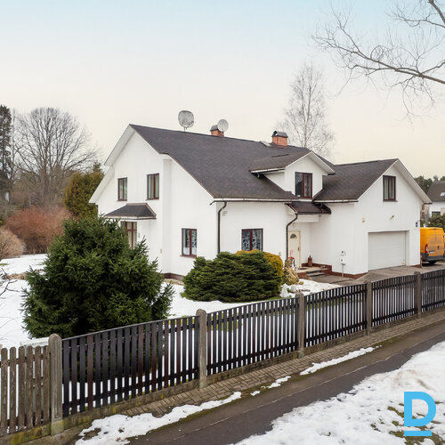 Pārdod māju Emīlijas Iela 11