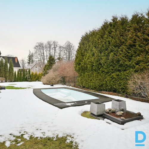 Pārdod māju Emīlijas Iela 11