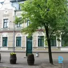 Продается офисное здание на улице Rūjienas. Общая площадь здания – 405 m², гаража – 44 m²