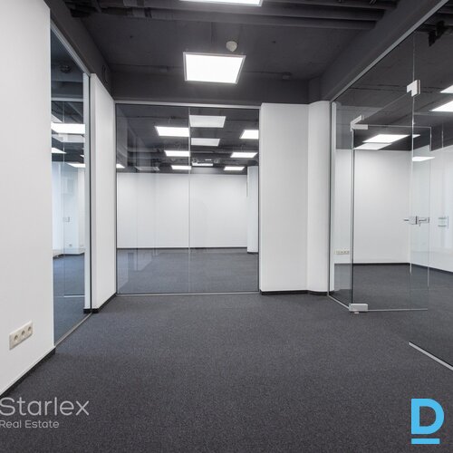 A klases birojs Rīgas centrā netālu no VEF tilta