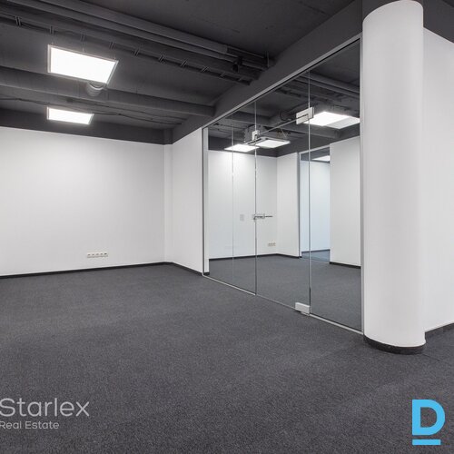 A klases birojs Rīgas centrā netālu no VEF tilta