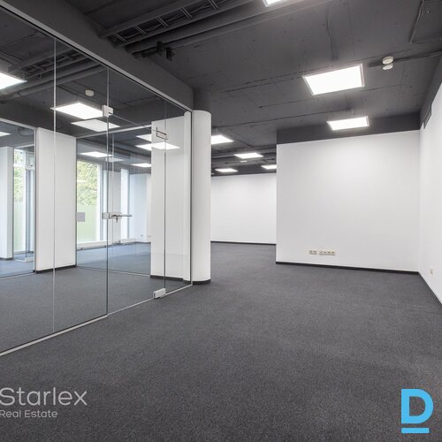 A klases birojs Rīgas centrā netālu no VEF tilta