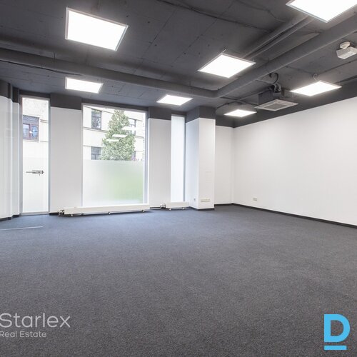 A klases birojs Rīgas centrā netālu no VEF tilta