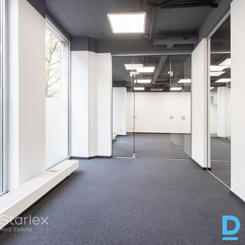 A klases birojs Rīgas centrā netālu no VEF tilta