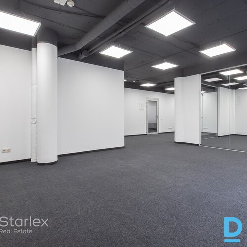 A klases birojs Rīgas centrā netālu no VEF tilta