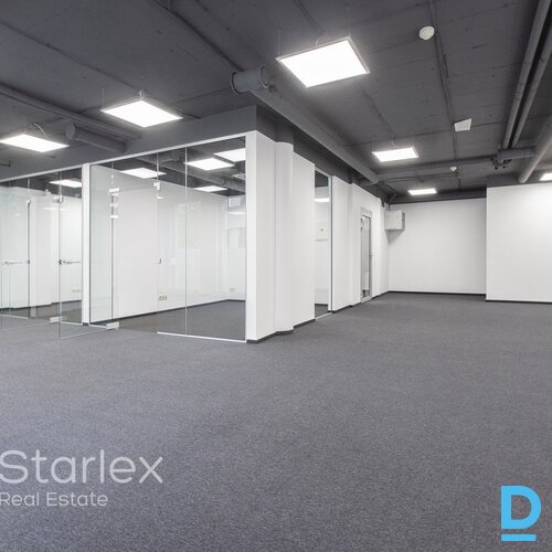 A klases birojs Rīgas centrā netālu no VEF tilta