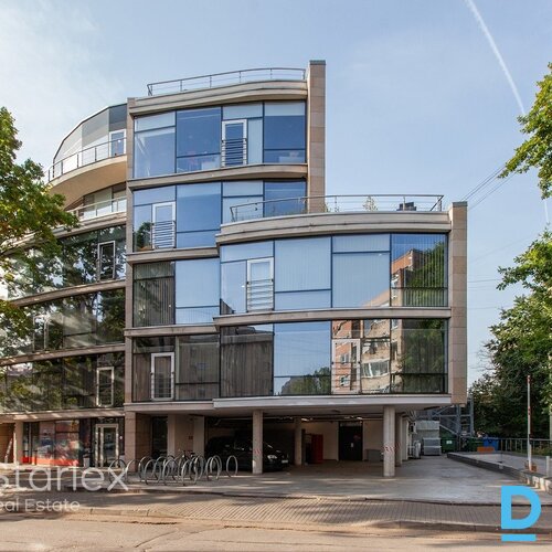 A klases birojs Rīgas centrā netālu no VEF tilta