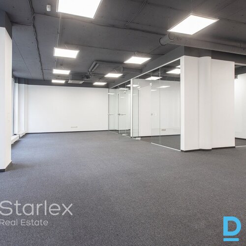 A klases birojs Rīgas centrā netālu no VEF tilta