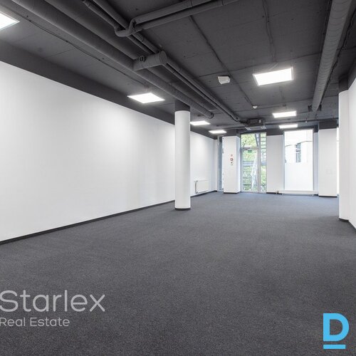 A klases birojs Rīgas centrā netālu no VEF tilta