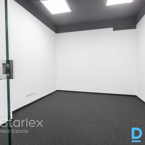 A klases birojs Rīgas centrā netālu no VEF tilta