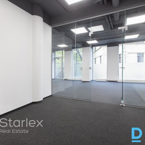 A klases birojs Rīgas centrā netālu no VEF tilta