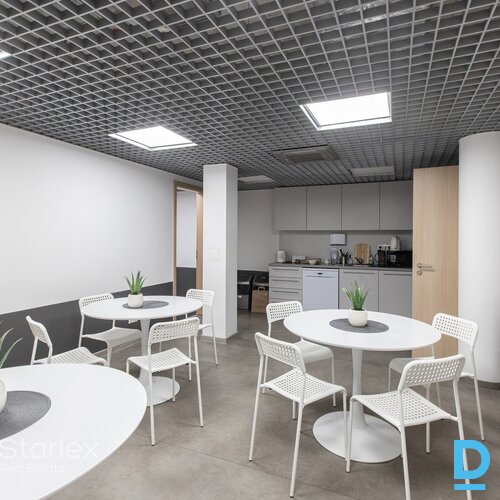 A klases birojs Rīgas centrā netālu no VEF tilta