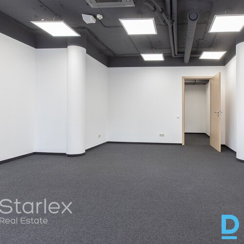 A klases birojs Rīgas centrā netālu no VEF tilta