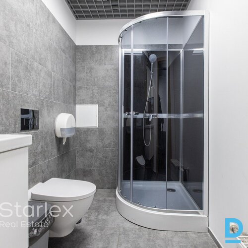 A klases birojs Rīgas centrā netālu no VEF tilta