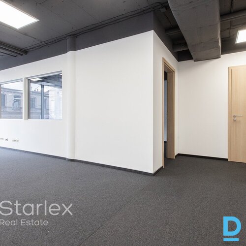 A klases birojs Rīgas centrā netālu no VEF tilta