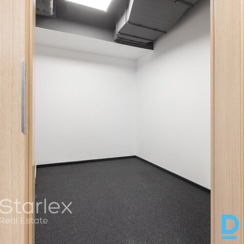 A klases birojs Rīgas centrā netālu no VEF tilta