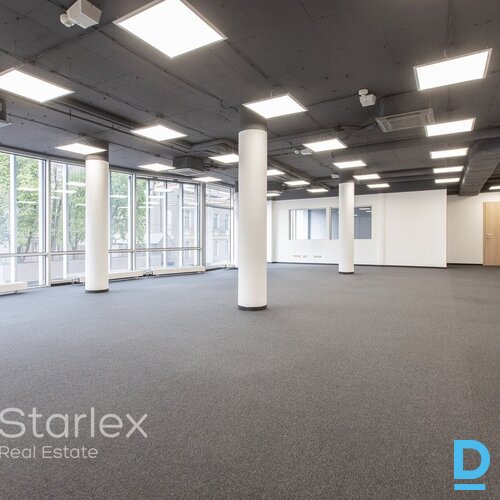 A klases birojs Rīgas centrā netālu no VEF tilta