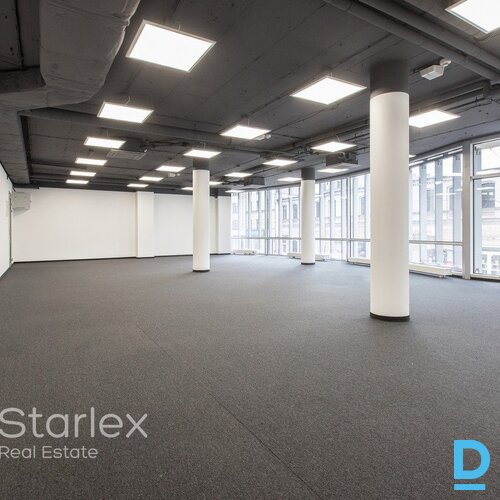 A klases birojs Rīgas centrā netālu no VEF tilta