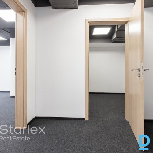 A klases birojs Rīgas centrā netālu no VEF tilta