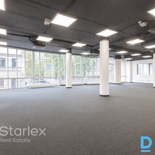 A klases birojs Rīgas centrā netālu no VEF tilta