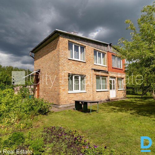 Pārdod māju Rīgā