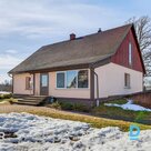 Pārdošanā privātmāja ar palīgēkām un 15 ha zemes gabalu (no tiem 5,8 ha mežs) Ļa