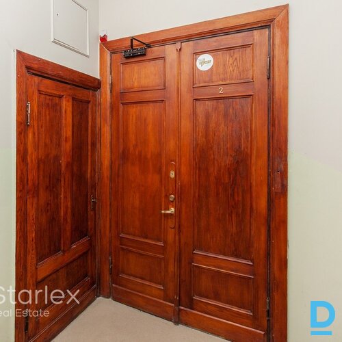 Gaišs un plašs mansarda birojs Rīgas centrā pretī Leļļu teātrim