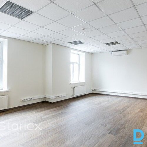 Gaišs un plašs mansarda birojs Rīgas centrā pretī Leļļu teātrim