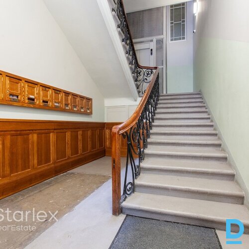 Gaišs un plašs mansarda birojs Rīgas centrā pretī Leļļu teātrim