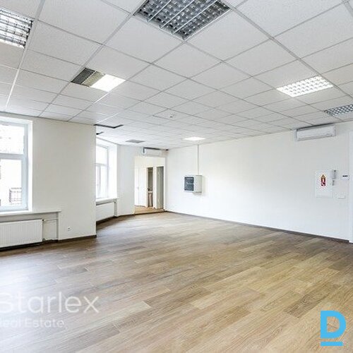 Gaišs un plašs mansarda birojs Rīgas centrā pretī Leļļu teātrim