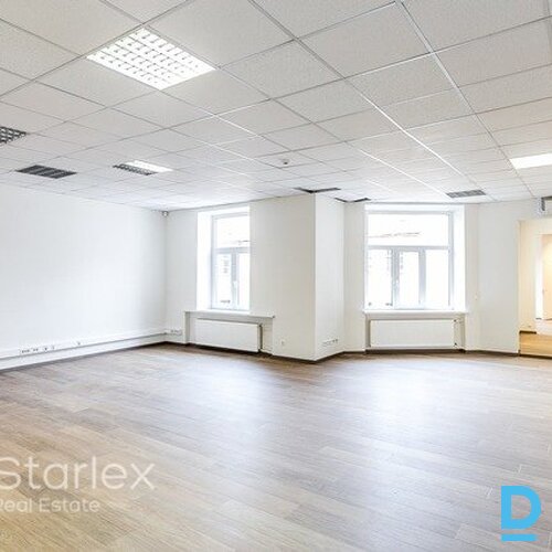 Gaišs un plašs mansarda birojs Rīgas centrā pretī Leļļu teātrim