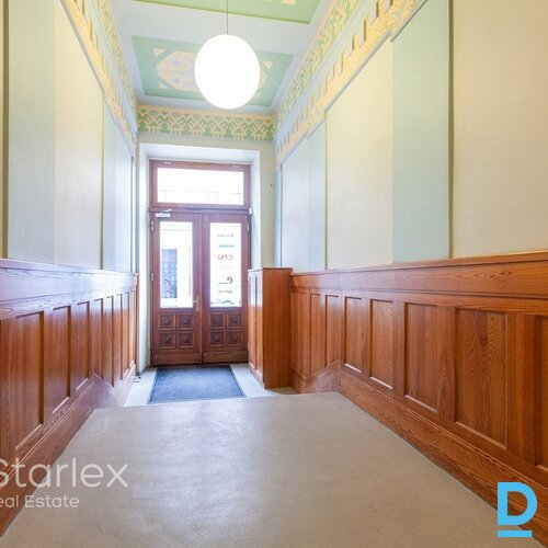 Gaišs un plašs mansarda birojs Rīgas centrā pretī Leļļu teātrim