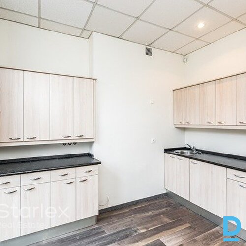 Gaišs un plašs mansarda birojs Rīgas centrā pretī Leļļu teātrim