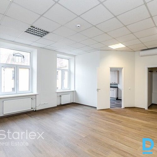 Gaišs un plašs mansarda birojs Rīgas centrā pretī Leļļu teātrim