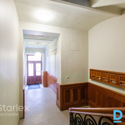 Gaišs un plašs mansarda birojs Rīgas centrā pretī Leļļu teātrim