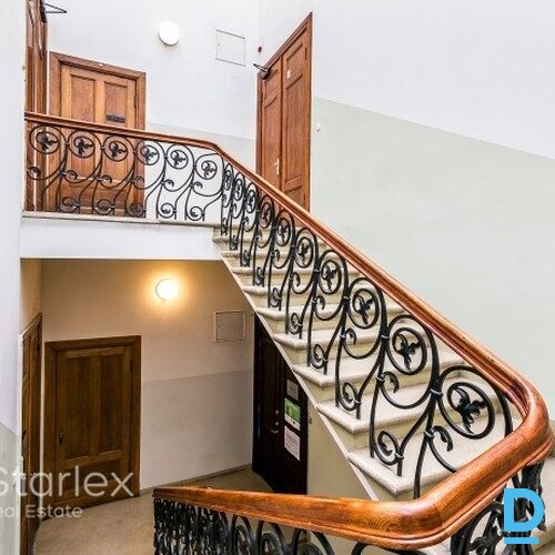 Gaišs un plašs mansarda birojs Rīgas centrā pretī Leļļu teātrim