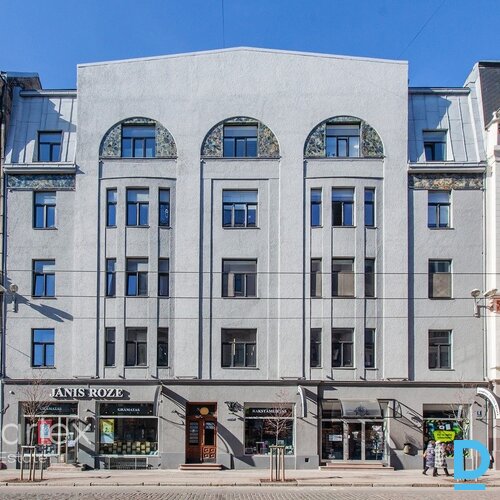 Gaišs un plašs mansarda birojs Rīgas centrā pretī Leļļu teātrim