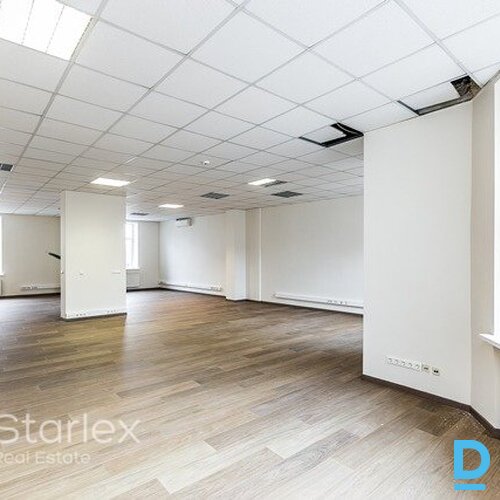 Gaišs un plašs mansarda birojs Rīgas centrā pretī Leļļu teātrim