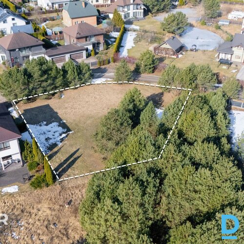 Pārdošanā līdzens 1393 m² zemes gabals privātai apbūvei klusā ciematā netālu no 
