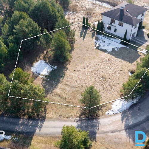 Pārdošanā līdzens 1393 m² zemes gabals privātai apbūvei klusā ciematā netālu no 