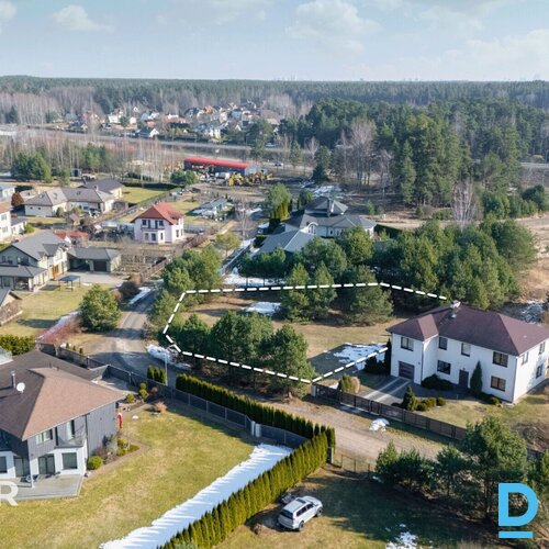 Pārdošanā līdzens 1393 m² zemes gabals privātai apbūvei klusā ciematā netālu no 
